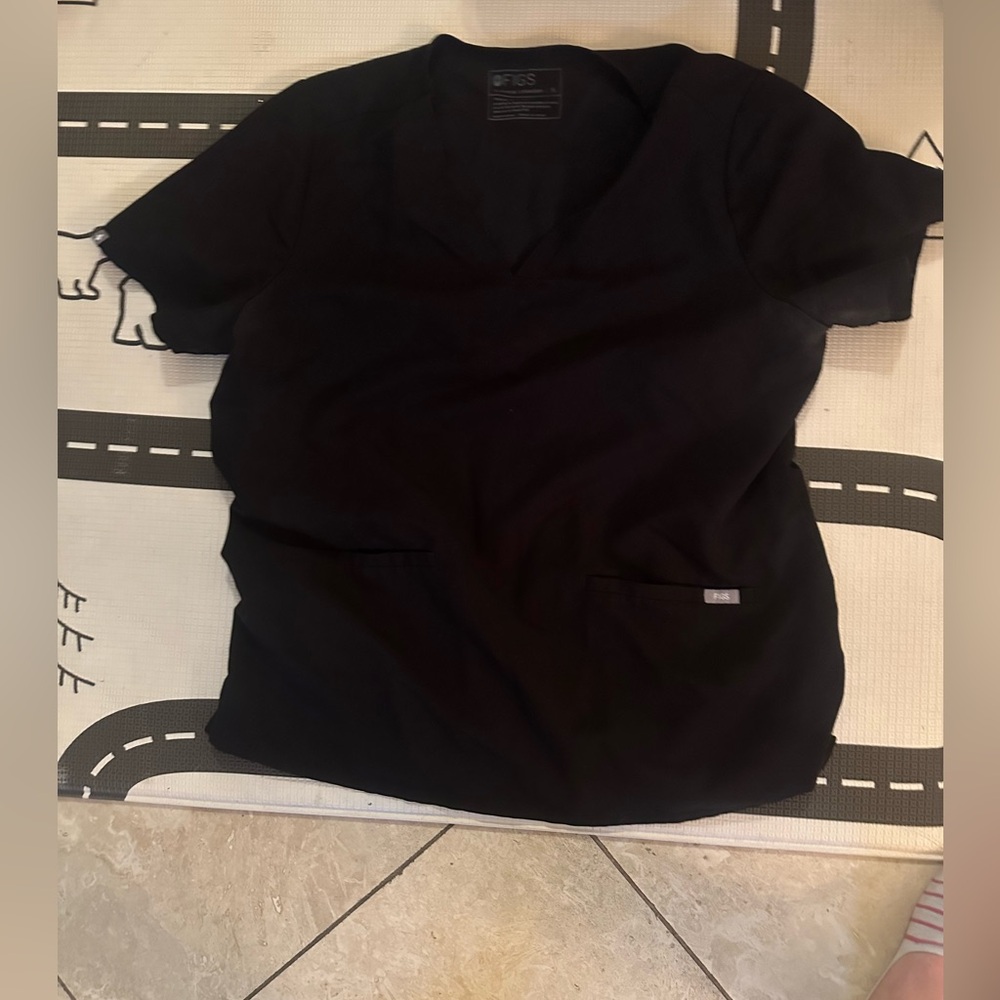 Women figs 3 pocket black top.